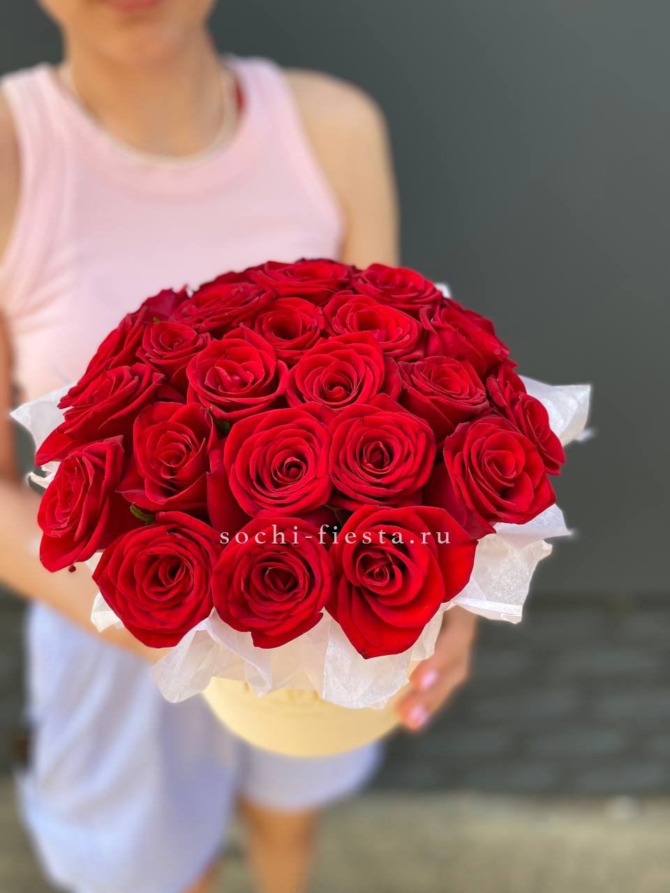 классическая коробка с лилиями и розами для юбилея в Хабаровске