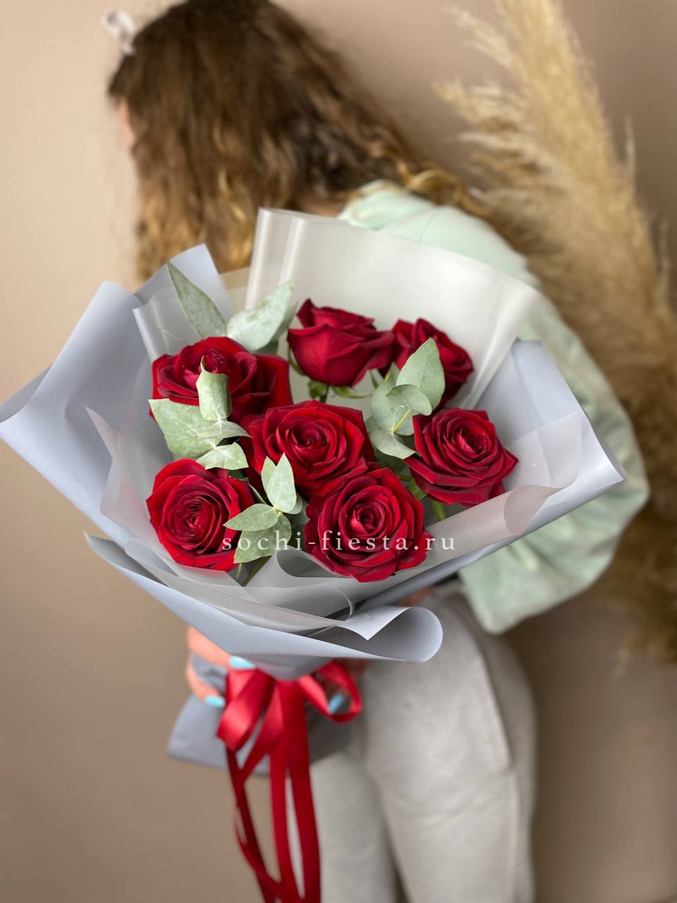 букет из 25 роз в крафтовой бумаге для заказа в Хабаровске