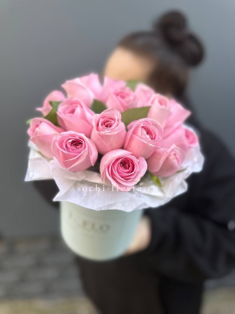 шляпная коробка с розами для студии флористики в Хабаровске