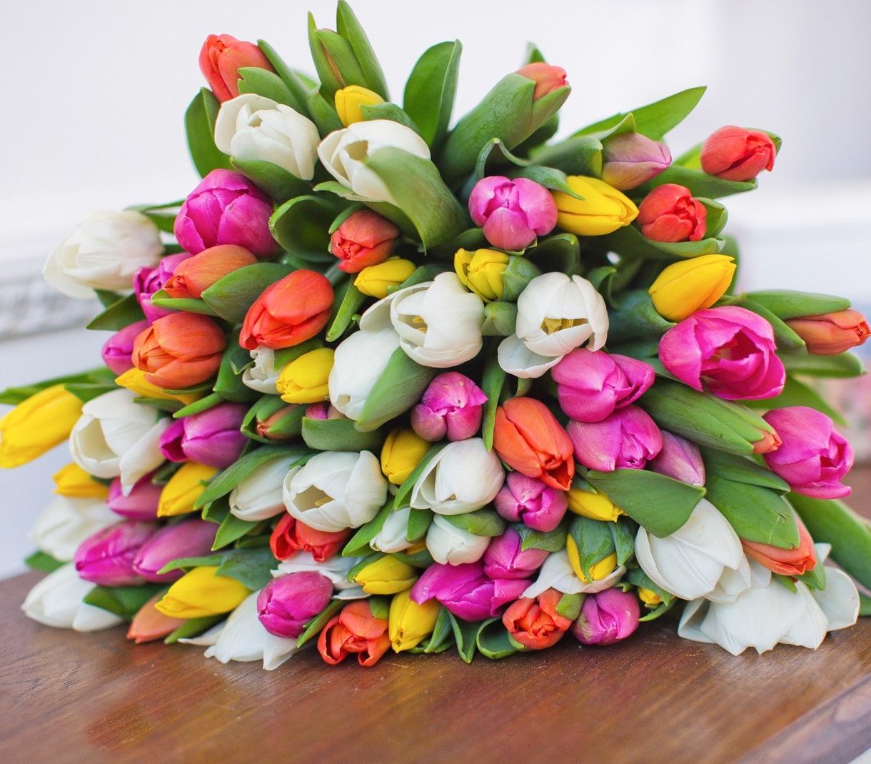 классическая корзина с лилиями и розами для юбилея в Хабаровске