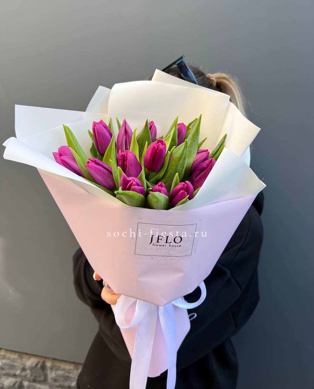 видовой каталог с розами и хризантемами в студии флористики в Хабаровске