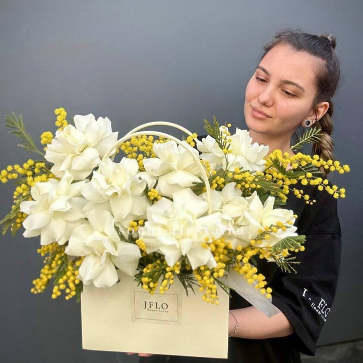 Французские Розы и мимоза  в сумочке  в Хабаровске