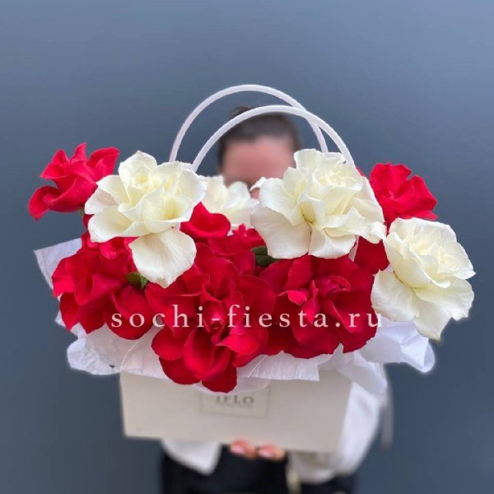 Сумочка  красных и белых роз в Хабаровске