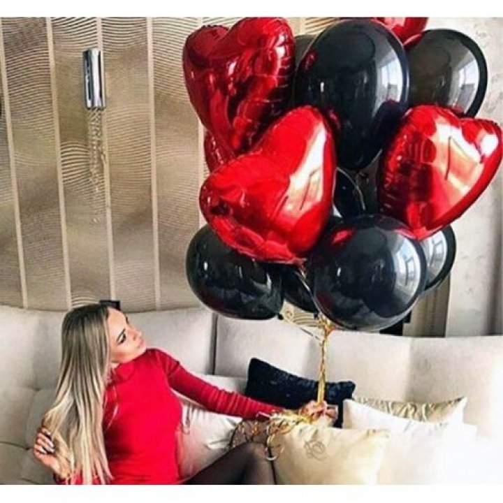 Фонтан из красных сердец с чёрными шарами  в Хабаровске