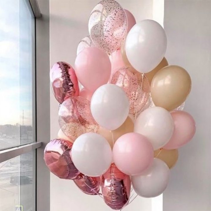 Фонтан шаров розового и белого цветов в Хабаровске