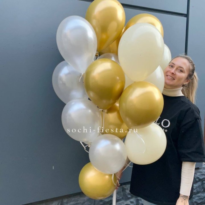 Облако шаров из белого и золотого оттенков в Хабаровске