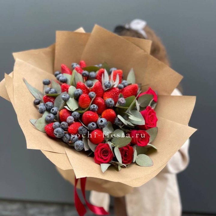 Клубника и голубика с цветами в Хабаровске