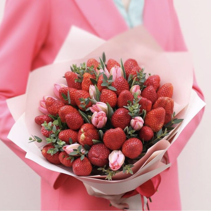 Тюльпаны и клубника в Хабаровске