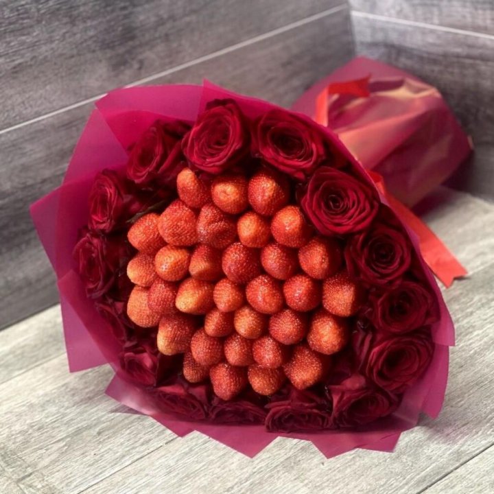 Клубничный букет с розами в Хабаровске