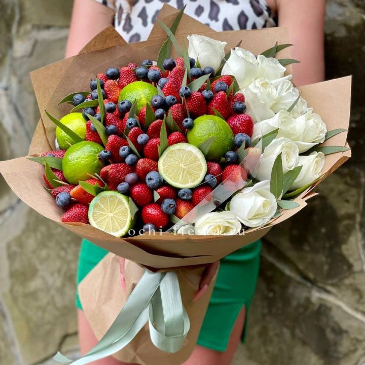Ягодно-цитрусовый букет с розами в Хабаровске