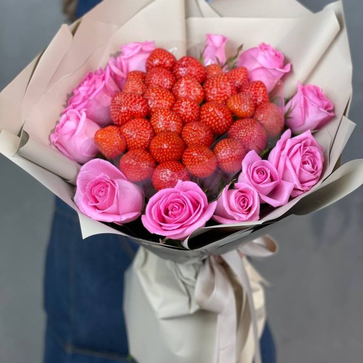 Клубника и розы в Хабаровске