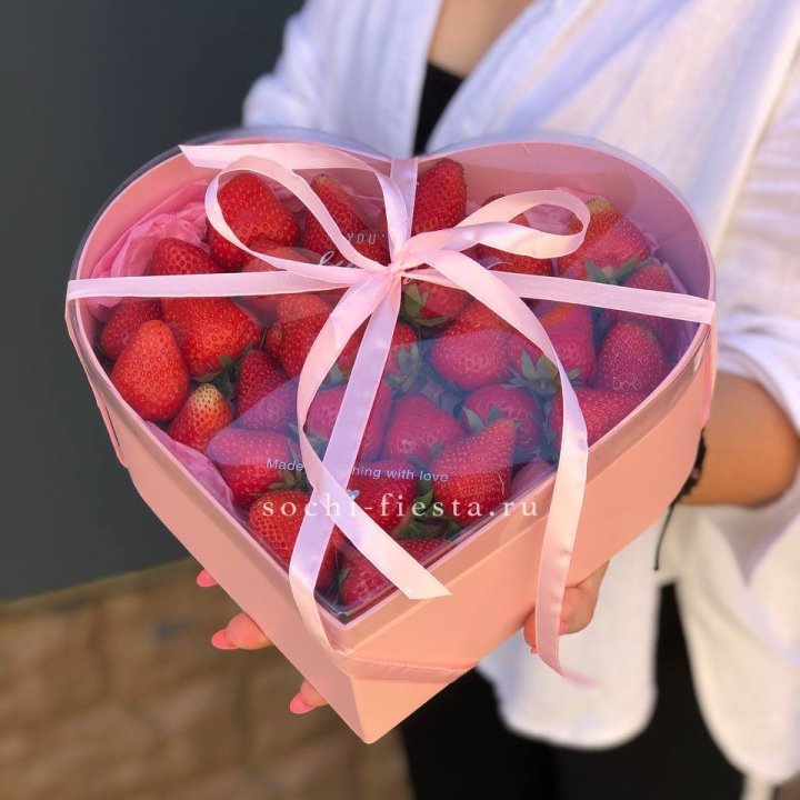Коробочка сердце  с клубникой в Хабаровске