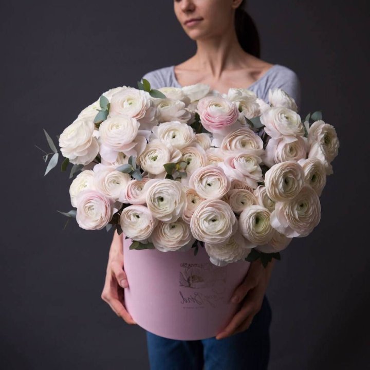 Бокс с ранункулюсами в Хабаровске