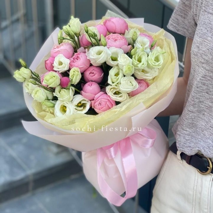 Букет кустовых роз с эустомой в Хабаровске