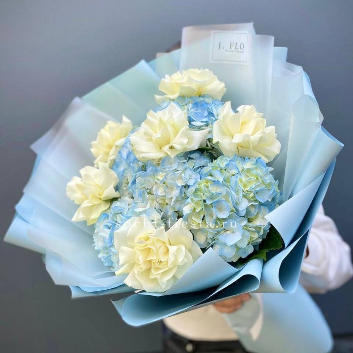  Букет из голубых гортензий и роз  в Хабаровске