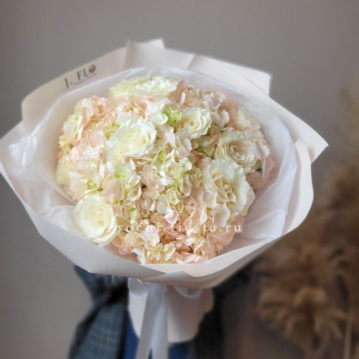  Букет гортензии и роз  в Хабаровске
