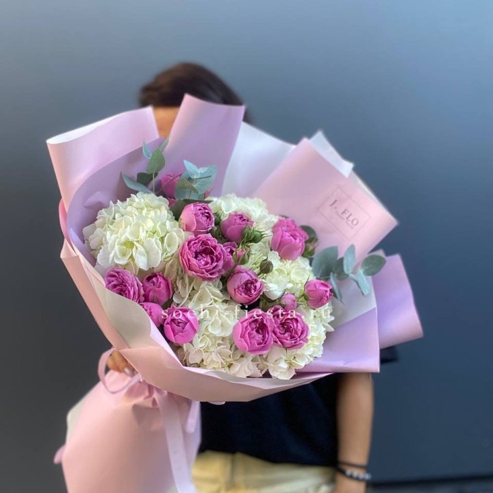 Букет белых гортензий и пионовидных роз  в Хабаровске