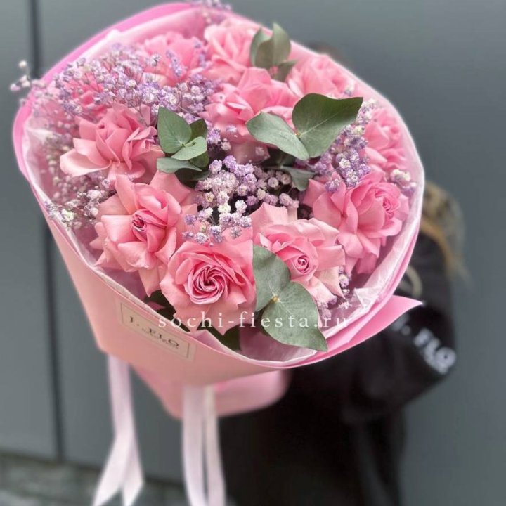 Розовые французские розы с гипсофилой в Хабаровске