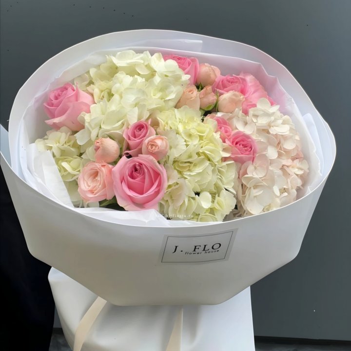  Букет гортензии и роз  "Тиамо" в Хабаровске