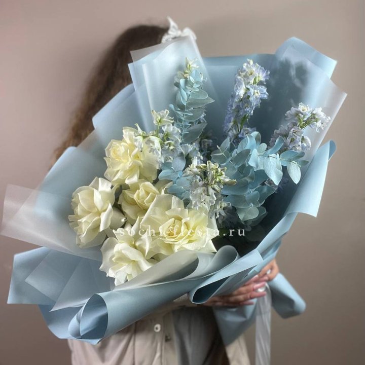 Букет из белых французских роз и дельфиниума в Хабаровске