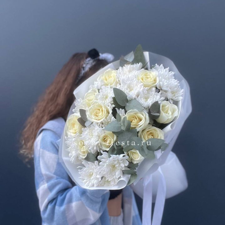  Букет белых роз с хризантемой  в Хабаровске