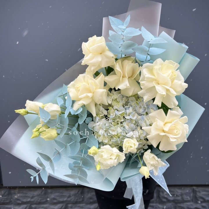 Букет с гортензией и белыми французскими розами в Хабаровске