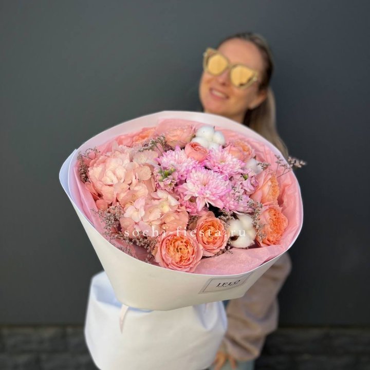 Букет гортензии и кустовых роз  в Хабаровске