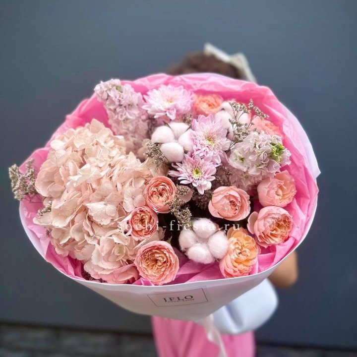 Букет гортензии и кустовых роз "Абрассо" в Хабаровске