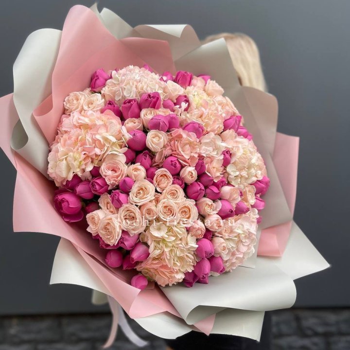 Букет кустовые розы и гортензия в Хабаровске