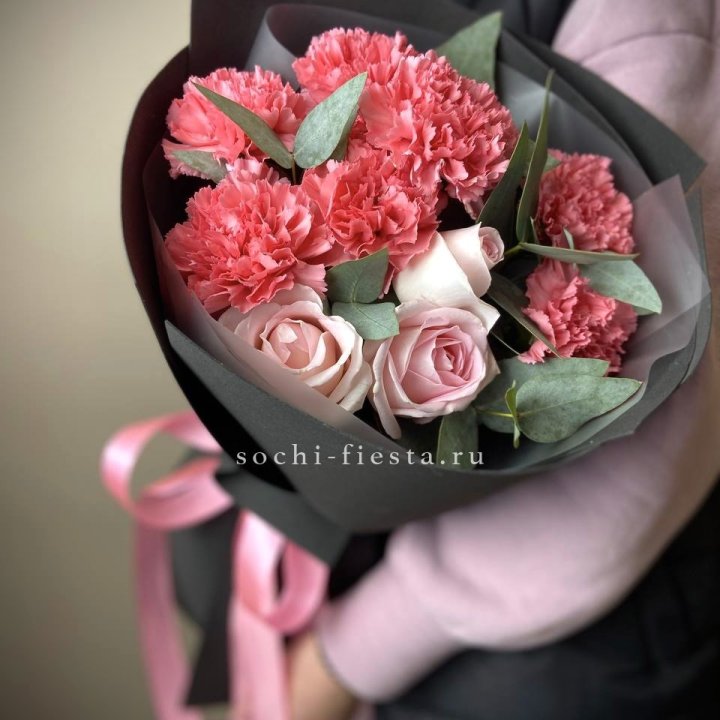 Букет из роз и диантусов "Пенелопа" в Хабаровске