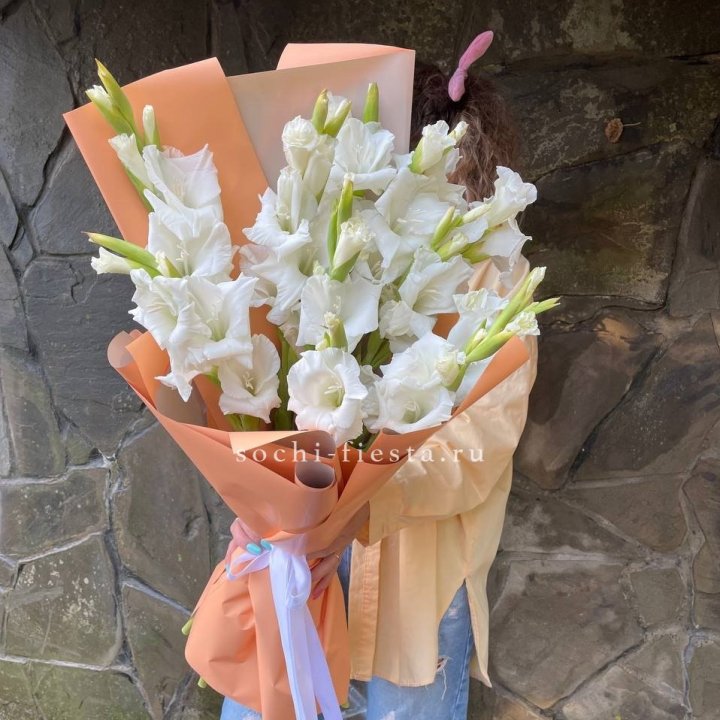 Букет белых гладиолусов  в Хабаровске