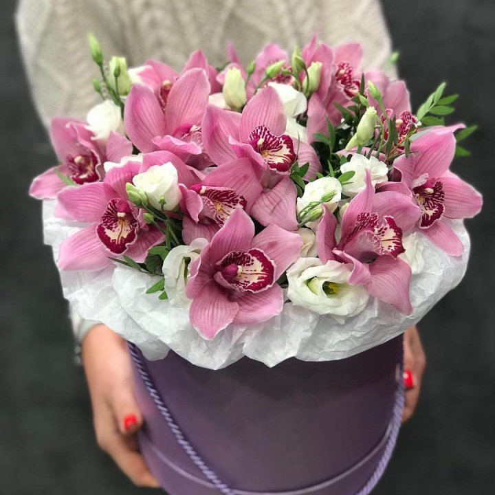 Орхидея и эустома в шляпной коробке в Хабаровске