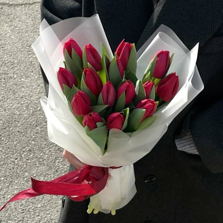 15 красных тюльпанов в Хабаровске