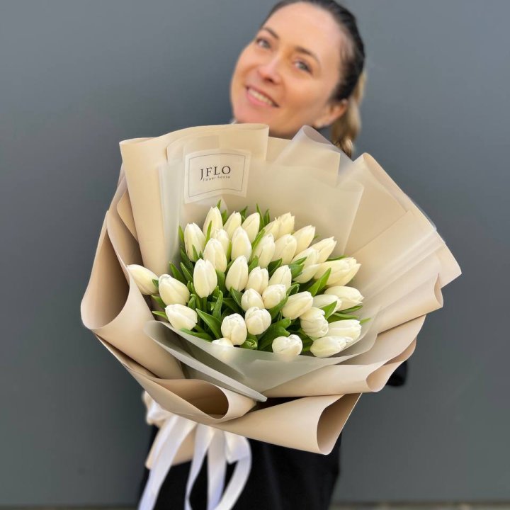 35 белых тюльпанов в Хабаровске