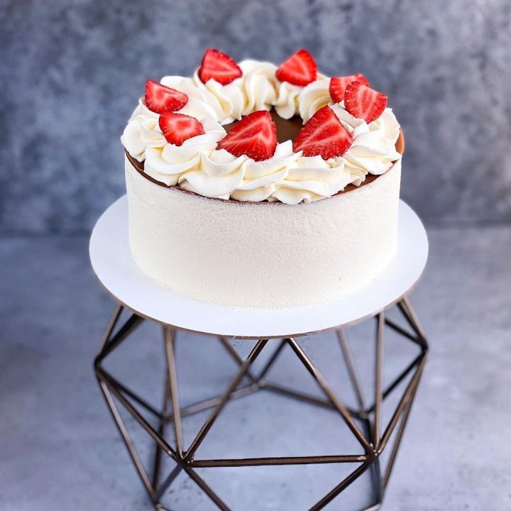 Торт "Клубника со сливками" в Хабаровске