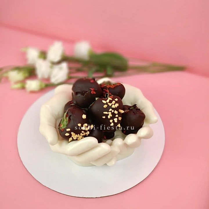 Клубника в шоколаде на шоколадных ладонях  в Хабаровске