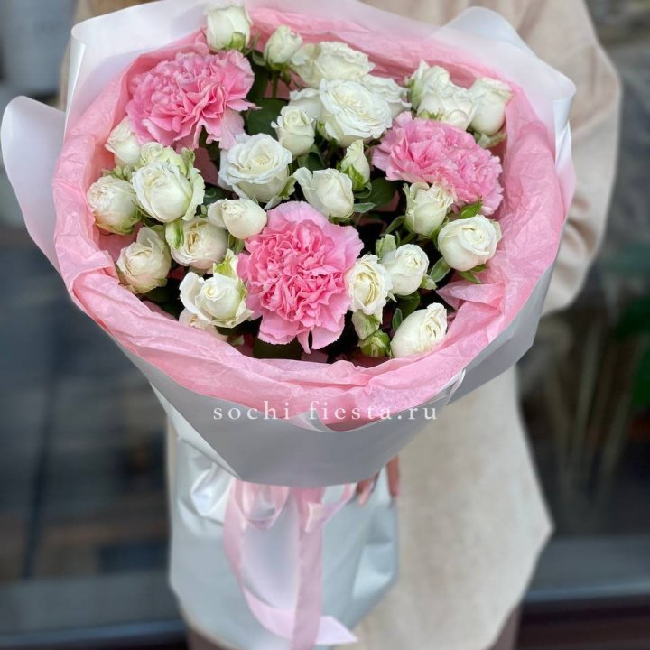 Букет розы с диантусами "Блэш" в Хабаровске