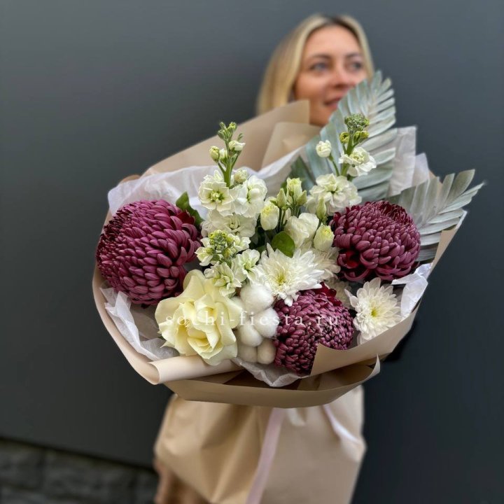 Хризантемы с маттиолой розами эустомой Чика в Хабаровске