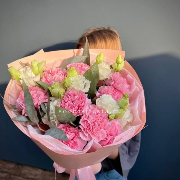 Букет гвоздик и  эустом "Сири" в Хабаровске