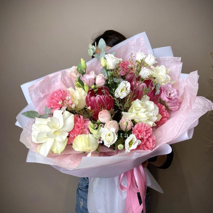 Букет с протеей, розами "Элеонора" в Хабаровске