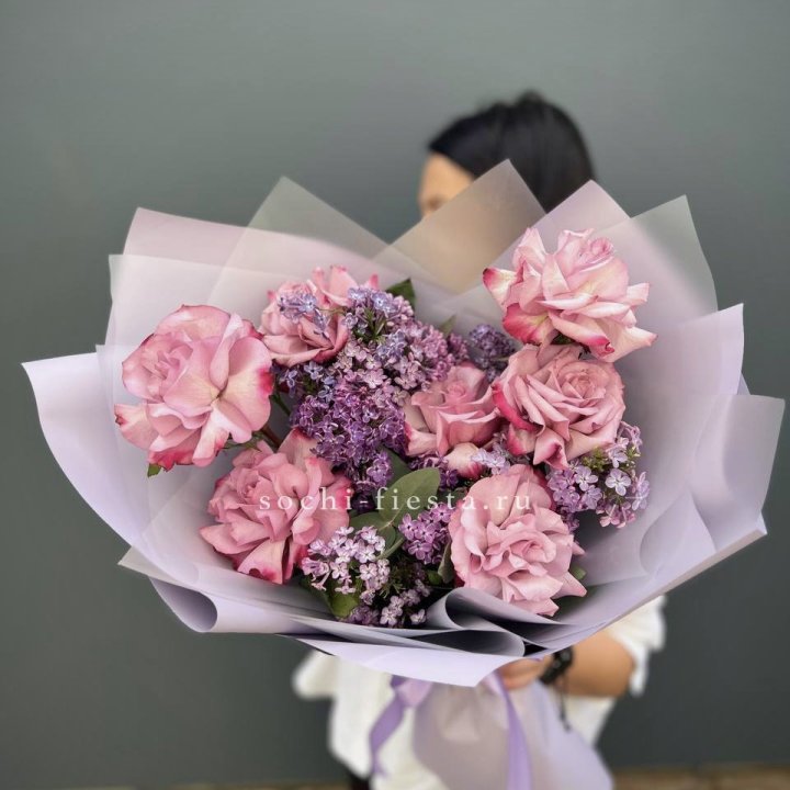 Букет из розовых роз и сирени в Хабаровске