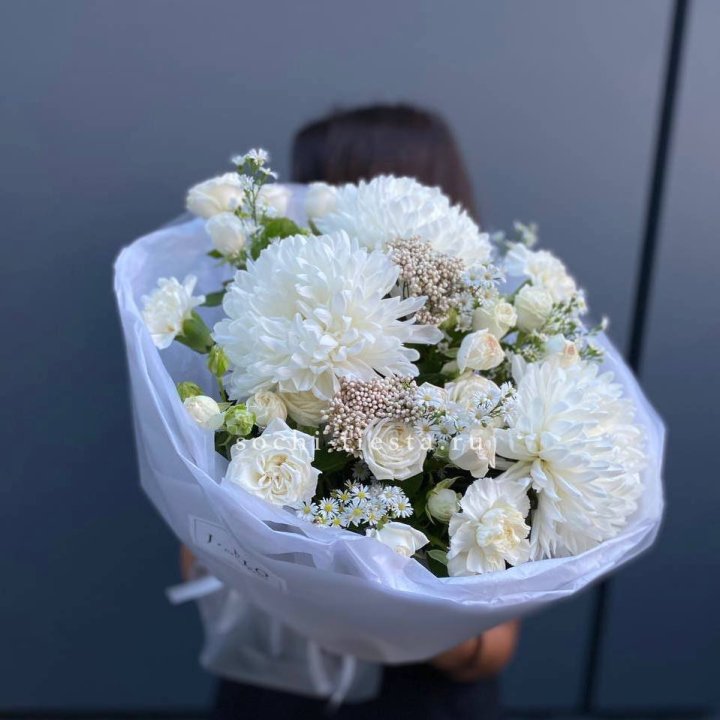 Букет хризантем и роз вайт шотс в Хабаровске