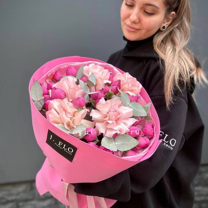 Букет французских и пионовидных роз "Ламиносо" в Хабаровске