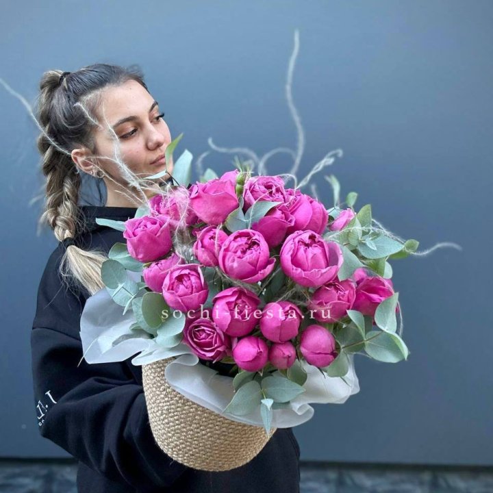 Пионовидные розы  в джутовом кашпо  в Хабаровске