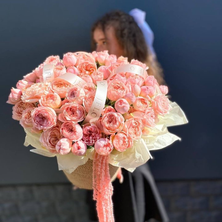 Кустовые розы Джульетта в джутовом кашпо в Хабаровске