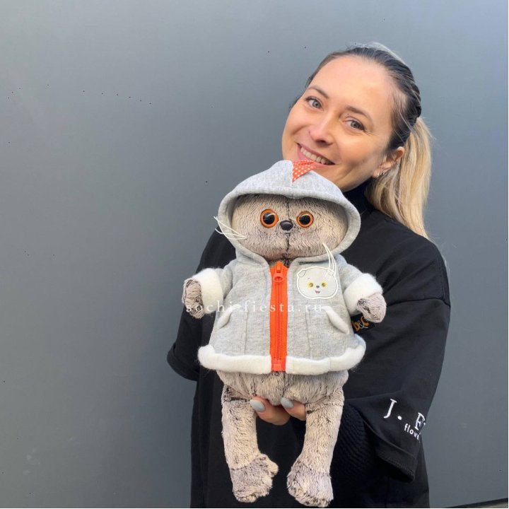 Кот Басик в толстовке в Хабаровске