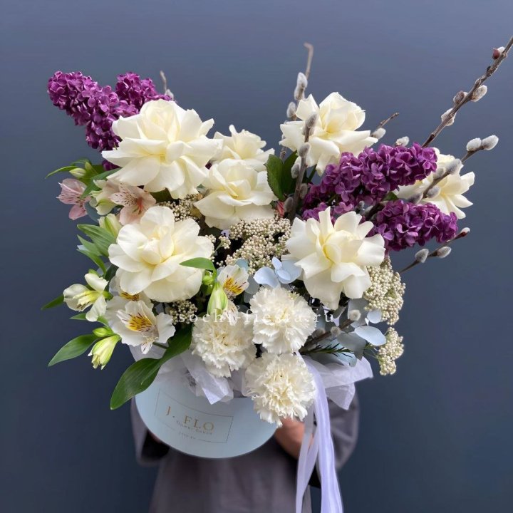 Цветочный бокс Французских роз и Сирени в Хабаровске