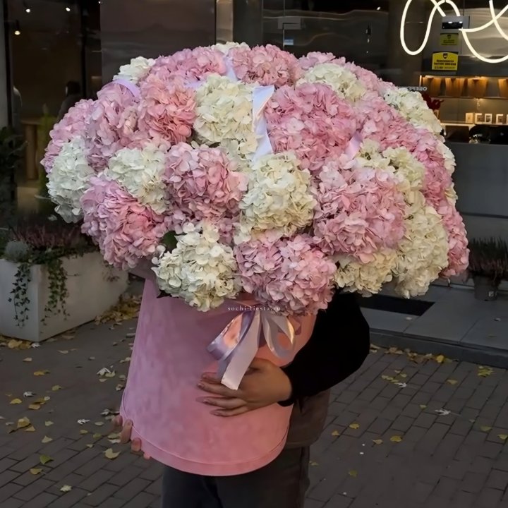 Дизайнерский цилиндр с гортензиями  в Хабаровске