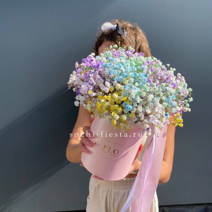 Радужные гипсофилы в шляпной коробке в Хабаровске