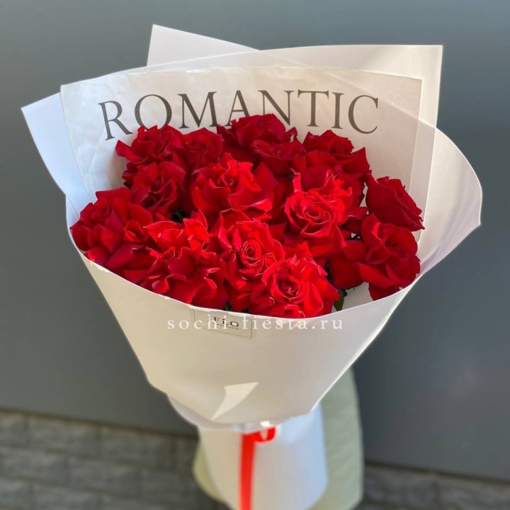 19 высоких роз в оформлении в Хабаровске